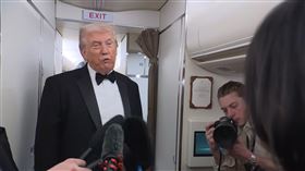 川普在搭乘空軍一號前往佛羅里達州棕櫚灘途中向媒體表示，伊朗正與美國「認真地」進行對話，他希望能達成一項「可被接受」的協議。（圖／翻攝畫面）