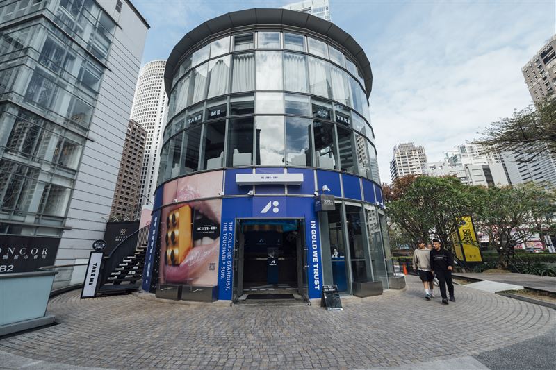 黃金鞋首次台灣展出，kim-a於台中老虎城打造當代黃金藝術全新展示空間。（圖／品牌業者提供）