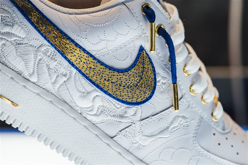 作品以純金縫製皮革。（圖／品牌業者提供）