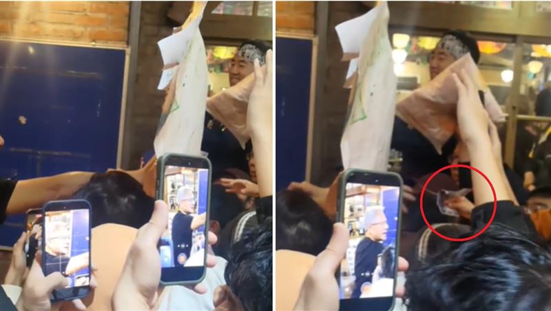 黃仁勳從錢包抽出1000元後，遞給了小朋友。（圖／Threads網友@andy_77777777授權提供）