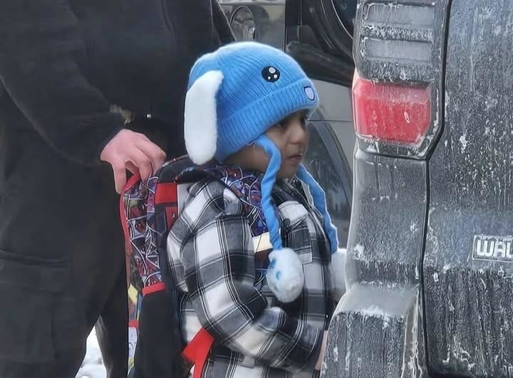 連恩被ICE帶走前背著蜘蛛人書包、頭戴藍色兔毛帽的影像在網上瘋傳，讓全美對ICE更加憤恨。（圖／翻攝自X平台 @covie_93）