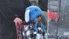 連恩被ICE帶走前背著蜘蛛人書包、頭戴藍色兔毛帽的影像在網上瘋傳，讓全美對ICE更加憤恨。（圖／翻攝自X平台 @covie_93）