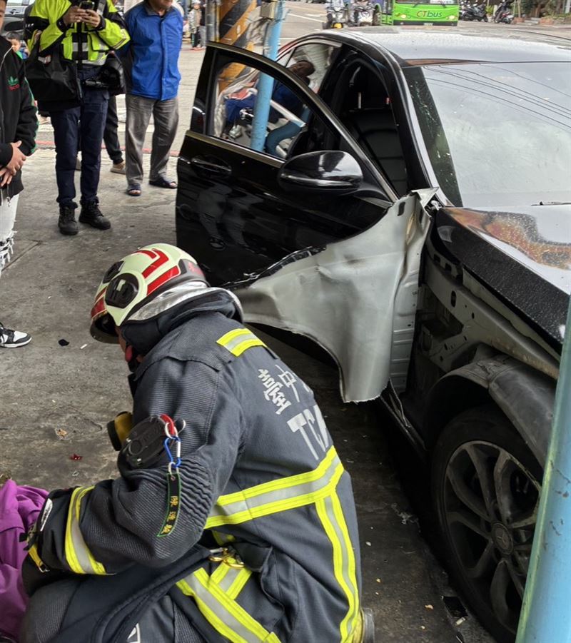 72歲老婦人遭波及被撞噴倒地。（圖／翻攝畫面）