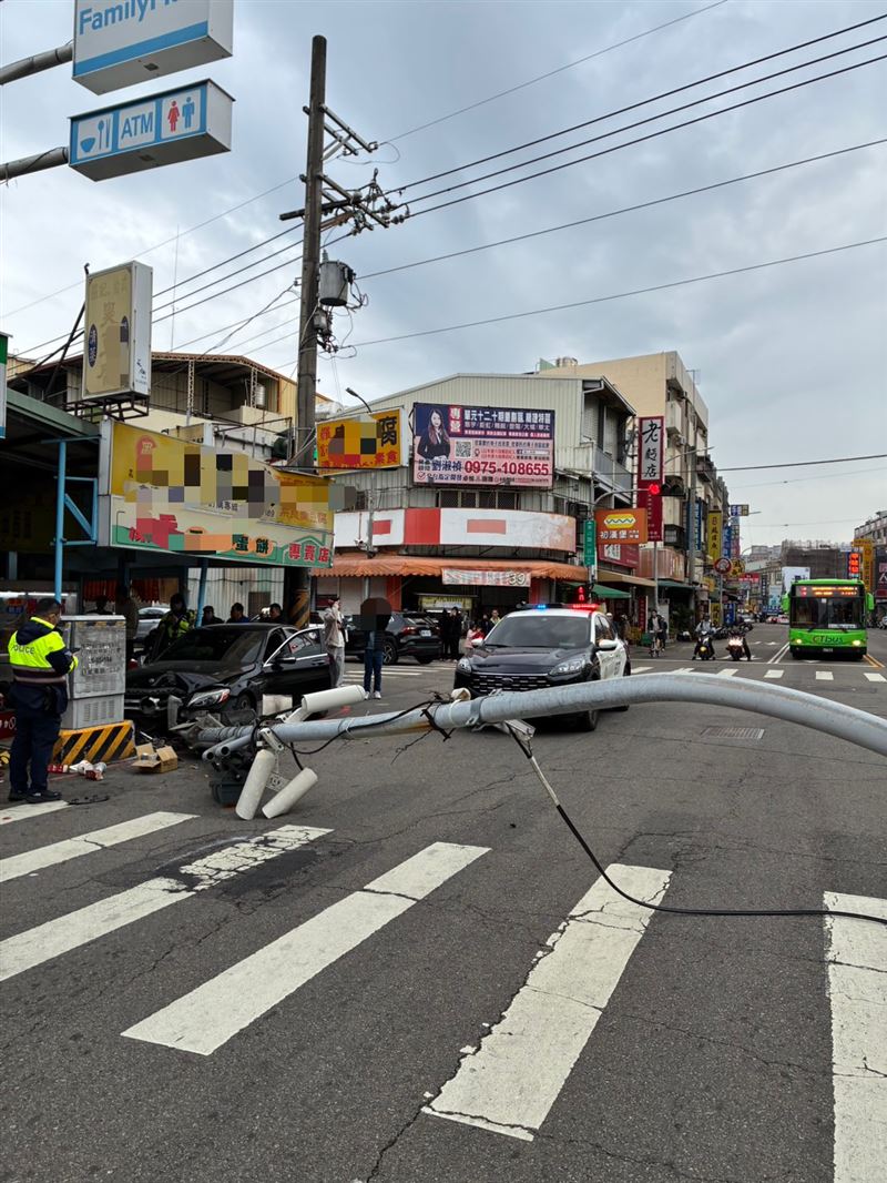 19歲男子駕駛賓士車時突然暴衝肇事。（圖／翻攝畫面）