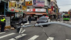 台中北屯,事故,原因,東山路一段,賓士車,暴衝,紅綠燈（圖／翻攝畫面）