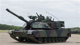 M1A2T戰車成軍  新舊戰車任務交接（2）陸軍裝甲第584旅聯兵三營換裝M1A2T戰車成軍典禮31日在新竹湖口營區舉行，M1A2T戰車（圖）上印有584旅的符號，宣告正式加入聯兵三營的作戰序列。中央社記者裴禛攝　114年10月31日