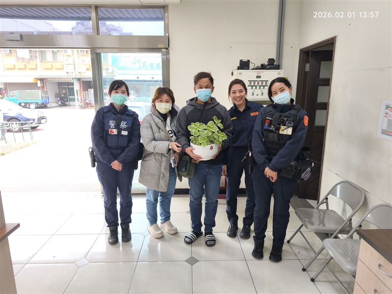 失主感謝警方主動調查，將他的骨灰盆栽找回來。（圖／翻攝畫面）