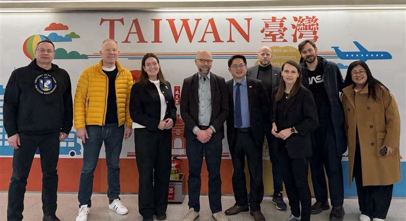 中北歐國家國會議員訪問團訪台，外交部歐洲司副司長陳明杰接機致意。（圖／外交部提供）