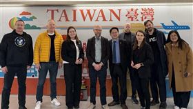 中北歐國家國會議員訪問團訪台，外交部歐洲司副司長陳明杰接機致意。（圖／外交部提供）