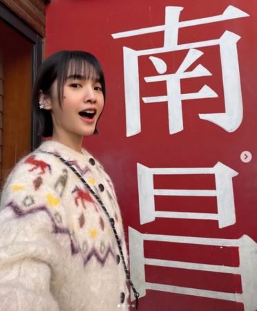 楊丞琳原本的短髮兩側沒有打薄減短，可以塞在耳後。（圖／翻攝自Instagram@rainie77）