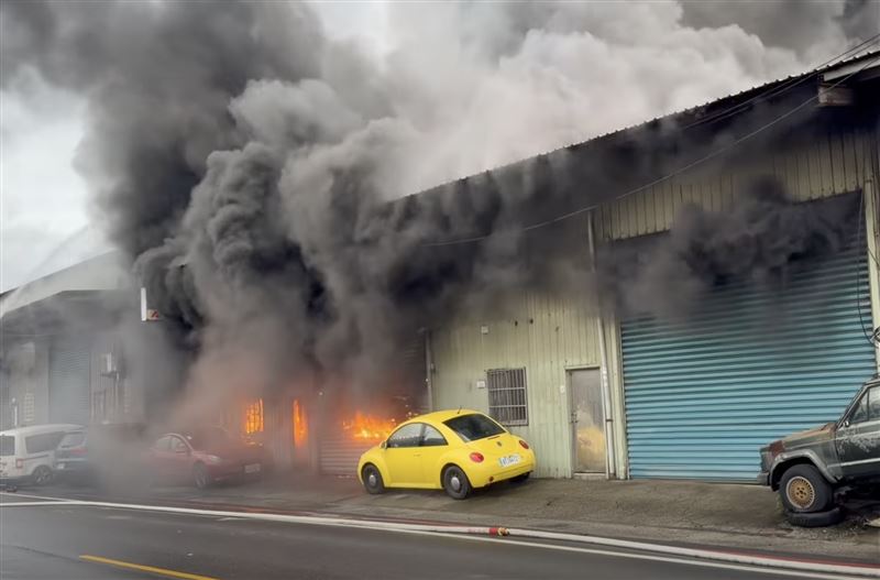 桃園市八德區一間汽車保修廠火警。（圖／翻攝自《記憶八德》