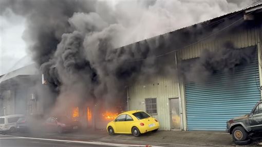 新／桃園汽修廠火警「全面燃燒」車子燒光