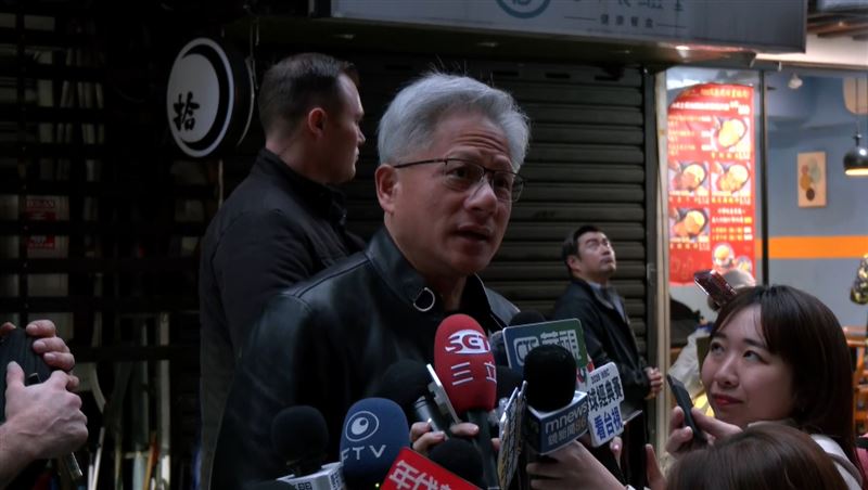 輝達執行長黃仁勳今晚現身鄒記食舖，明日將搭機離台，臨走前特別澄清OpenAI投資案仍處商談中，「從來沒有說要投資1000億」，但強調OpenAI首輪融資，輝達絕不會缺席。（圖／三立iNEWS）