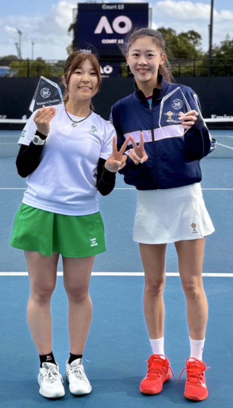 2026年澳網聽障邀請賽1日迎來最後一天賽事，台灣好手林家文（右）與日籍搭檔菰方里菜（左）順利在女雙奪冠。（NAJA蔡再基JACKY提供）