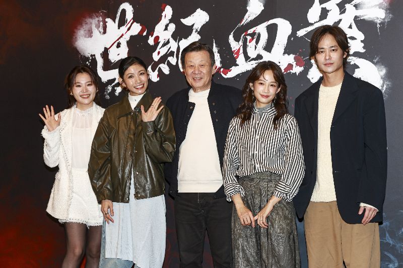 「世紀血案」殺青記者會（1）電影「世紀血案」殺青記者會1日在台北舉行，主演楊小黎（左起）、李千娜、寇世勳、簡嫚書、夏騰宏出席，開心合影。中央社記者鄭清元攝　115年2月1日