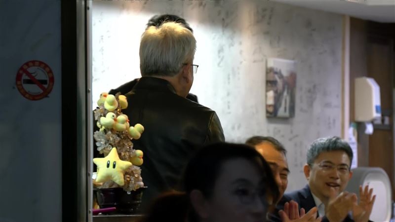 黃仁勳進餐廳時現場賓客響起熱烈掌聲。(圖/三立電視)