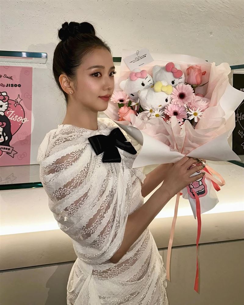 BLACKPINK成員JISOO(金智秀)推出和HELLO KITTY的聯名企劃。(圖/翻攝自IG @sooyaaa__)