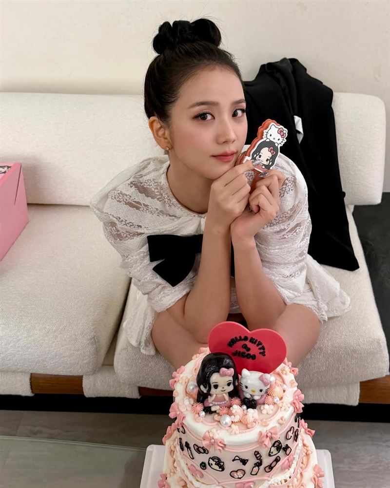 BLACKPINK成員JISOO(金智秀)推出和HELLO KITTY的聯名企劃。(圖/翻攝自IG @sooyaaa__)