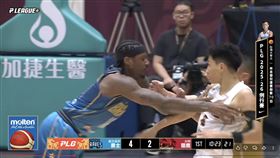 勇士古德溫（Archie Goodwin）和獵鷹白薩發生衝突。（圖／翻攝自PLG官方Youtube）