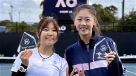 澳網聽障邀請賽　林家文女雙奪冠2026年澳網聽障邀請賽1日迎來最後一天賽事，台灣好手林家文（右）與日籍搭檔菰方里菜（左）順利在女雙奪冠。（NAJA蔡再基JACKY提供）中央社記者黎建忠傳真　115年2月1日