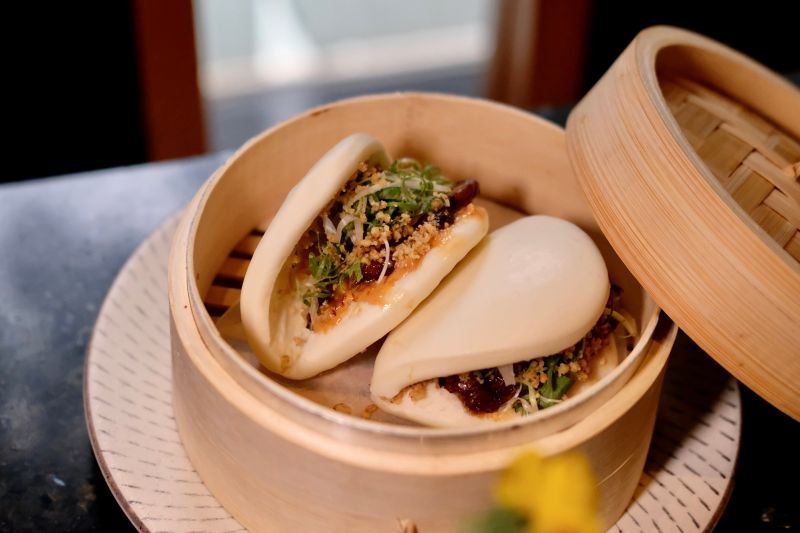 應景美食「刈包、潤餅」象徵荷包滿滿。（圖／Canva製作）