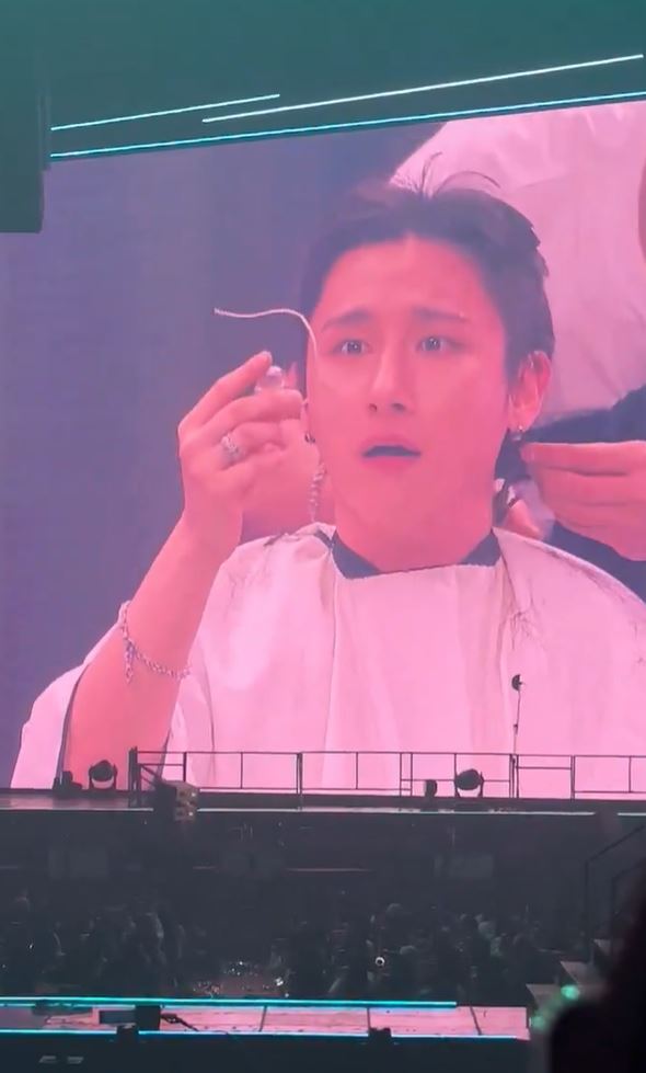 I.M(任創均)在演唱會上剃頭,沒想到耳機卻被意外剪斷,全場爆笑。(圖/翻攝自X平台)