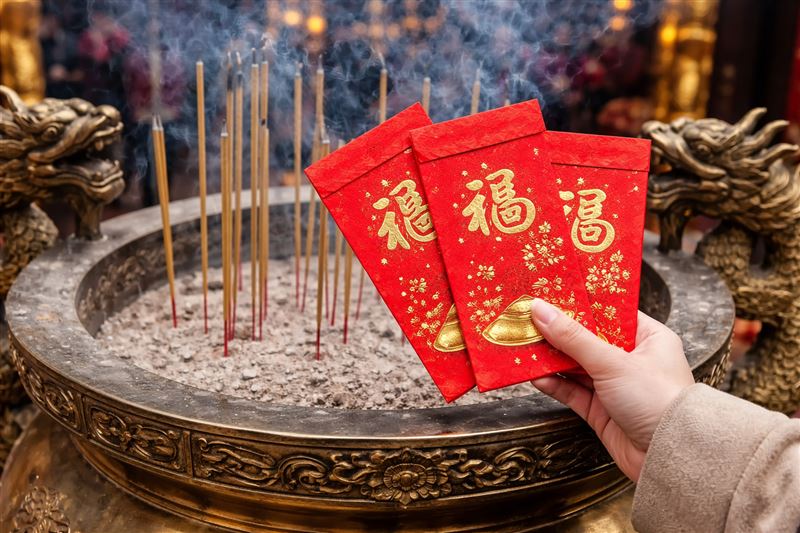 發財金記得過香爐。（圖／Canva製作）