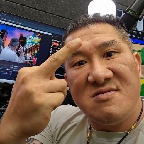 新台幣改版，館長po片朝鏡頭比中指表達不滿。（圖／翻攝自飆捍臉書）