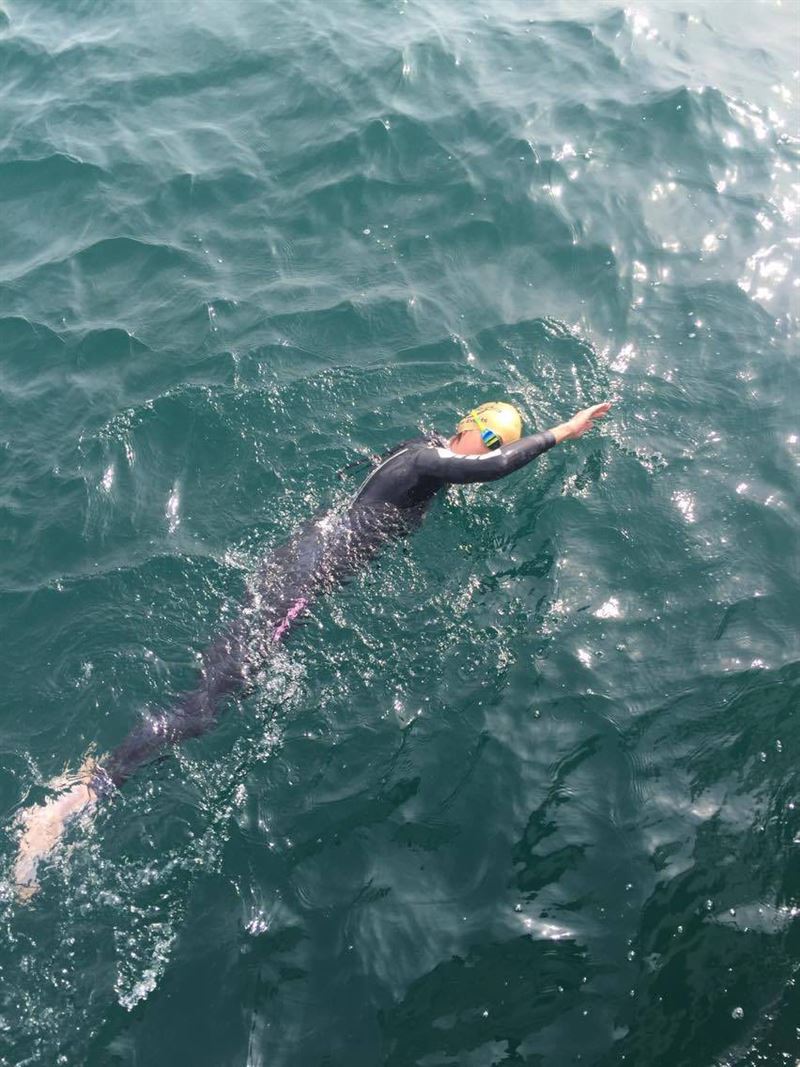 賈永婕曾泳渡英吉利海峽。（圖／翻攝自岳啟儒 一人份的勇氣臉書）