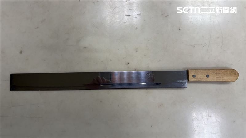 龔男惱羞回家拿1把西瓜刀、1支鐵棍回頭叫囂。（圖／翻攝畫面）