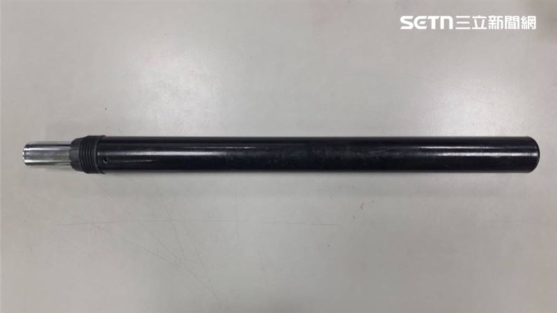 龔男惱羞回家拿1把西瓜刀、1支鐵棍回頭叫囂。（圖／翻攝畫面）