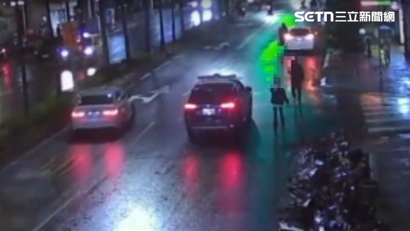 員警獲報到場，立即將龔男依恐嚇罪準現行犯帶回，後續將移送新北地檢偵辦。（圖／翻攝畫面）