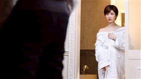 王晴首次性感出擊超害羞，坦言拍攝時內心緊張又害羞。（圖／民視提供）