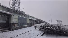 玉山氣象站上午6時前起有降雪現象，積雪深約1公分。（圖／氣象署提供）