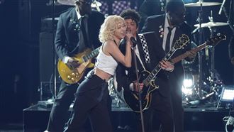 Rosé吻了火星人　葛萊美瞬間變成超嗨夜店