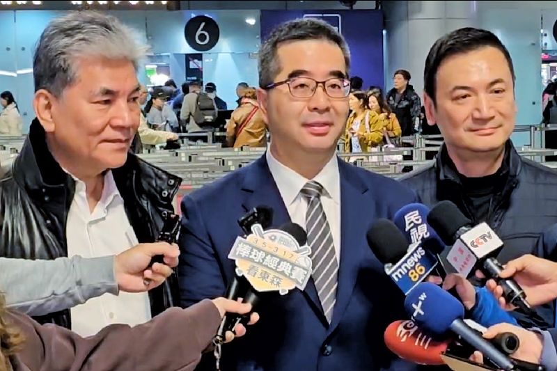 國民黨副主席蕭旭岑（中）2日上午偕同國政基金會副董事長李鴻源（左）與專家學者，搭機前往北京出席雙方智庫舉辦的「兩岸交流合作前瞻論壇」。蕭旭岑表示，此行聚焦專業領域，並擔任兩岸和平締造者