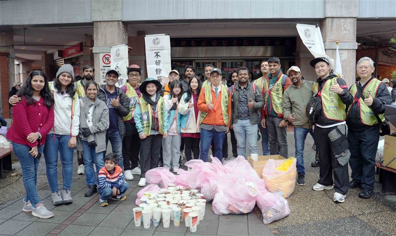 不留餘蒂淨街活動，開啟另類國際文化交流。（圖／國際扶輪3521地區提供）