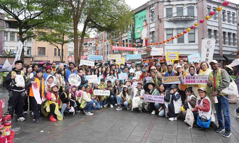 「不留餘蒂」淨街服務，號召近百位志工赴年貨大街淨街。（圖／國際扶輪3521地區提供）