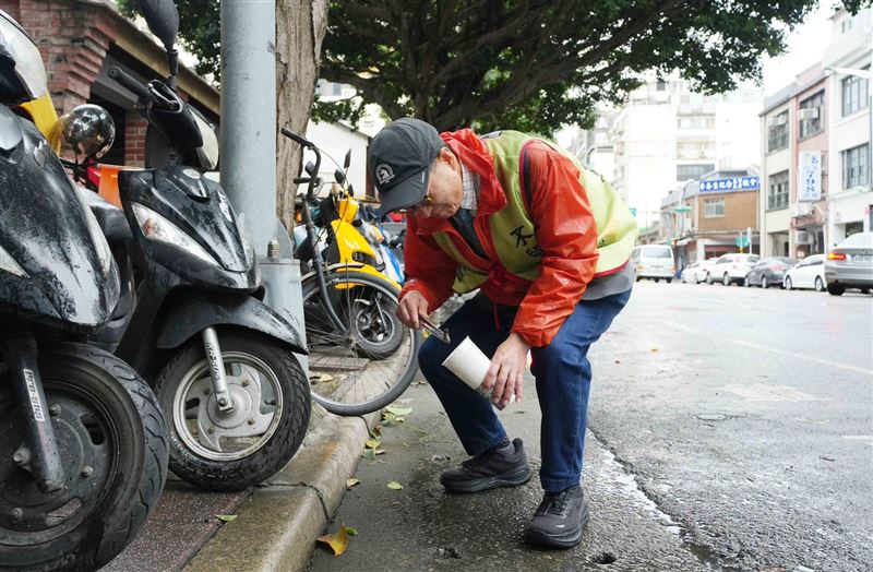 「不留餘蒂」淨街服務，國際扶輪3521地區總監James帶頭撿菸蒂。（圖／國際扶輪3521地區提供）