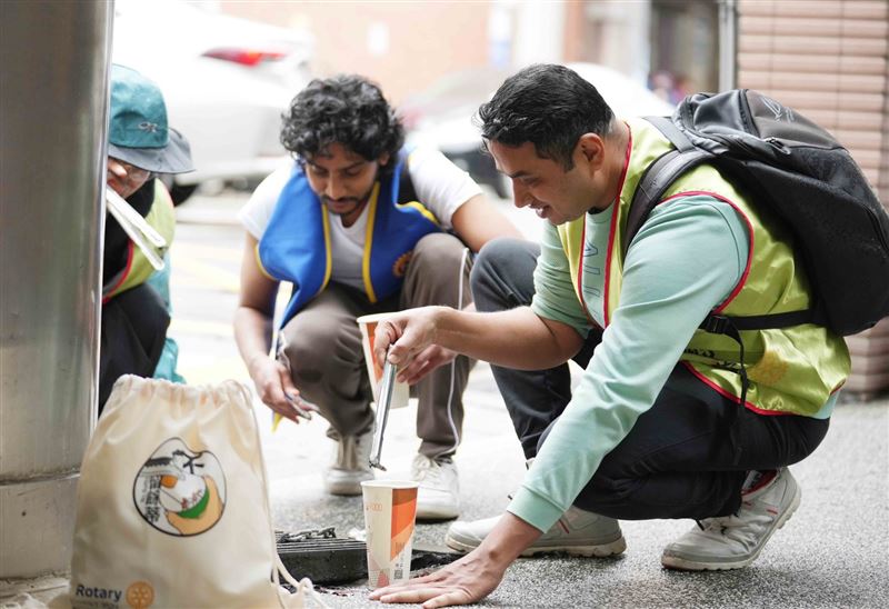 「不留餘蒂」志工頂著寒風淨街，印度工程師展現愛台方式。（圖／國際扶輪3521地區提供）