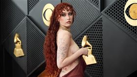 美國歌手查普爾・羅恩（Chappell Roan）以超辣又大膽的穿著登上葛萊美紅毯。（圖／美聯社／達志影像）