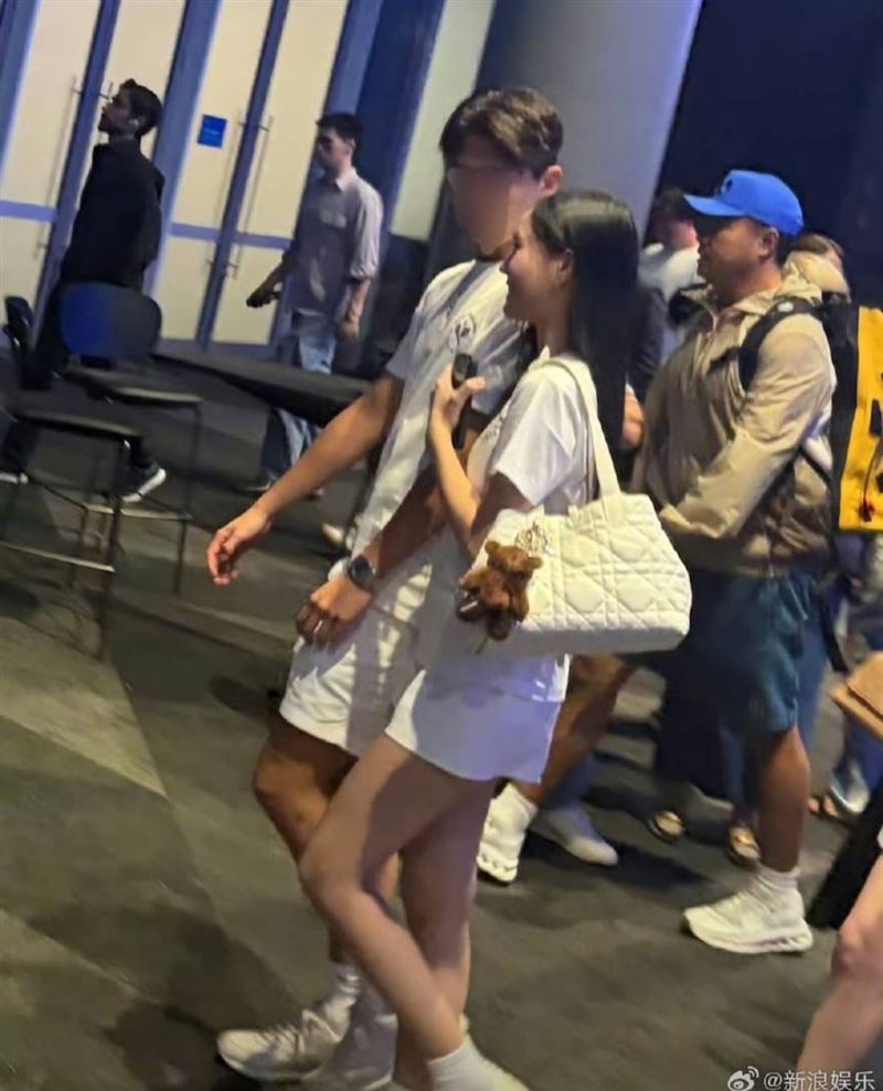 Lily與高帥男同遊澳洲被網友目擊。（圖／翻攝自微博）