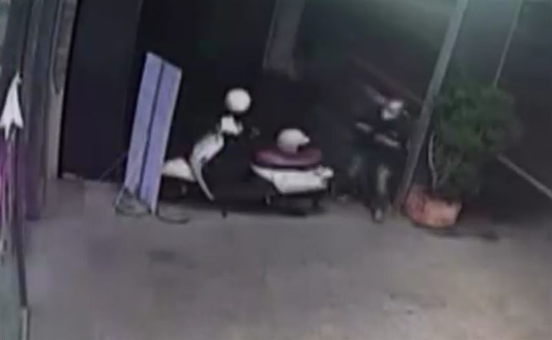 顧客以為遇到變態，驚嚇奪門而出，還在門外拍照蒐證。（圖／翻攝自threads）