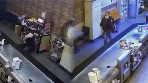 鐵板燒店員褲子滑落疑變態　顧客奪門驚逃