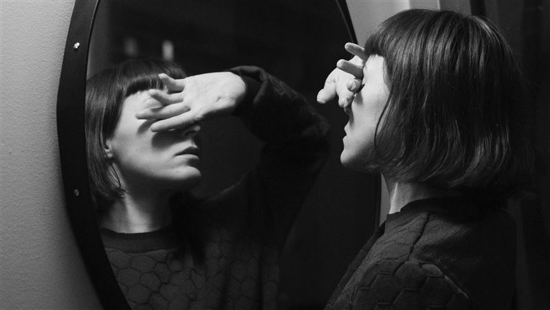 新北市政府勞工局指出，有2家業者涉及容貌歧視案件，除對員工訂有服裝儀容規範外，還要求不得留長髮與蓄鬍，已違反《就業服務法》相關規定，分別裁罰30萬元。（示意圖／Unsplash）