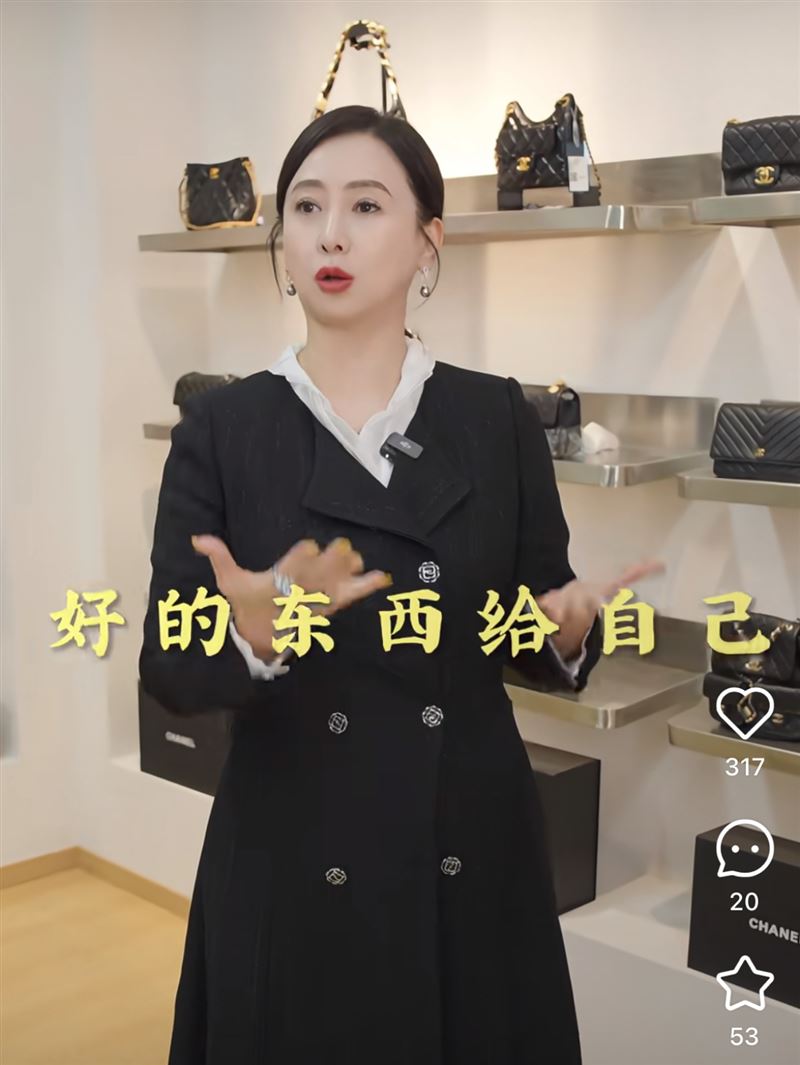 翁虹為18歲女兒購買名牌包。（圖／翻攝自翁虹小紅書）