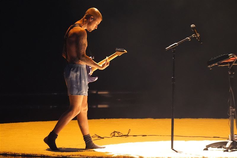 小賈斯汀(Justin Bieber)登上葛萊美典禮演出,穿著超短熱褲上台。(圖/美聯社/達志影像)