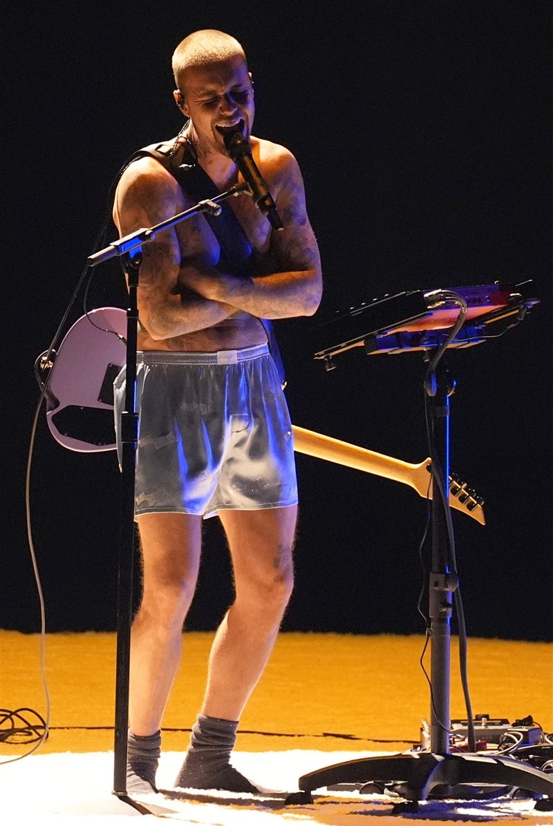 小賈斯汀(Justin Bieber)站上葛萊美舞台演出。(圖/美聯社/達志影像)