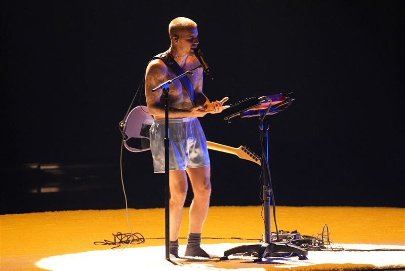 小賈斯汀(Justin Bieber)站上葛萊美舞台演出。(圖/美聯社/達志影像)