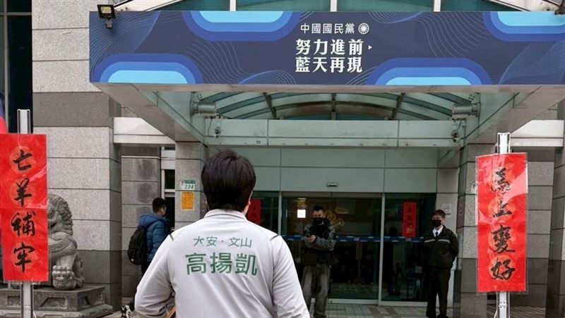 高揚凱到國民黨中央抗議，要鄭麗文出來辯論。（圖／國民黨提供）